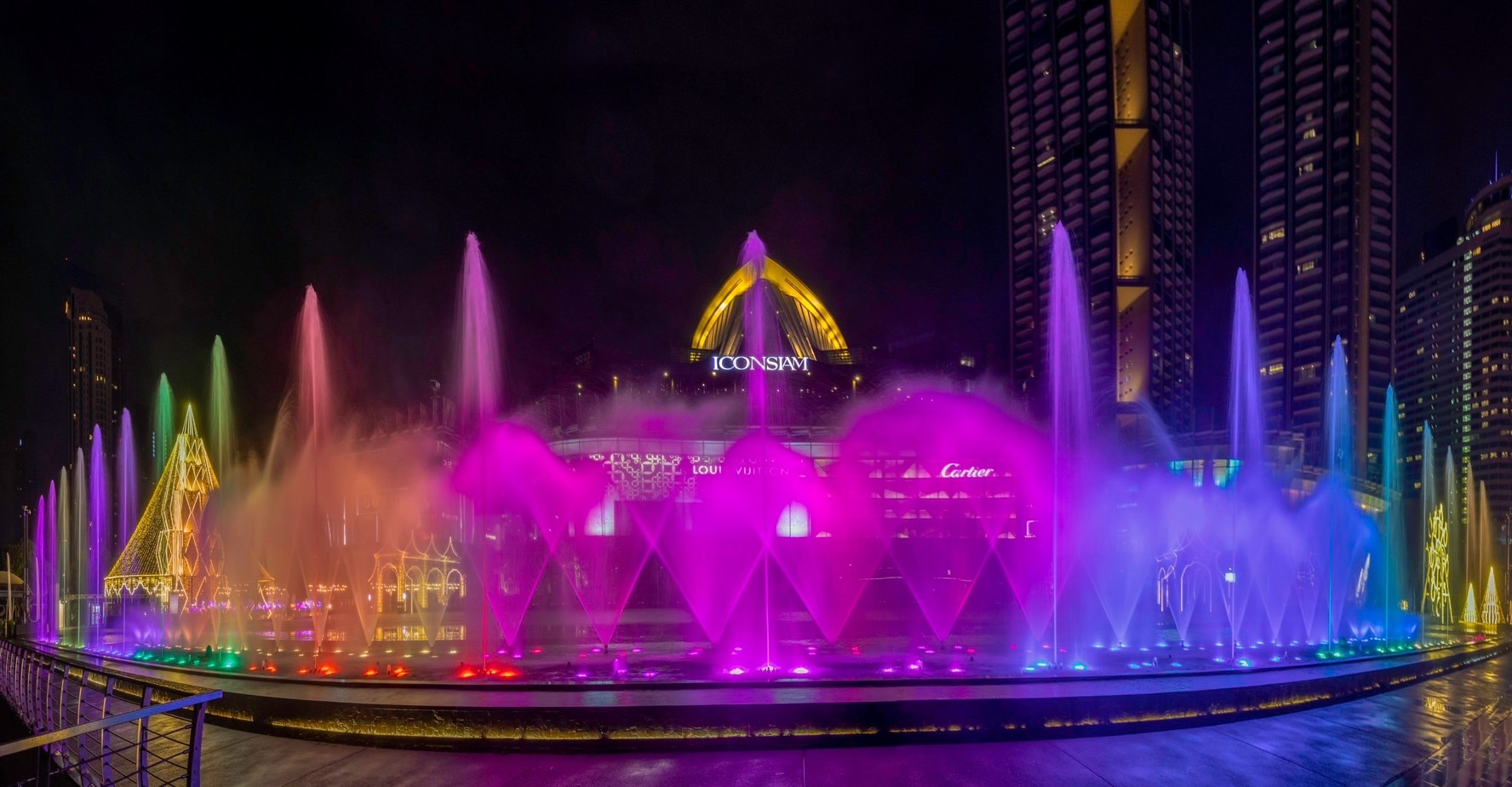 ไอคอนสยาม ชวนประชาชนร่วมบันทึกประวัติศาสตร์การแสดงระบำสายน้ำธีมสีรุ้งยาวที่สุดในอาเซียน และกระทบไหล่ ทัพดารา-คู่จิ้นตัวท็อป ที่มาร่วม ฉลอง Pride Month และชม พลุสีรุ้ง ในงาน “UNITY OF PRIDE: DIVERSE SERIES, ONE COMMUNITY”